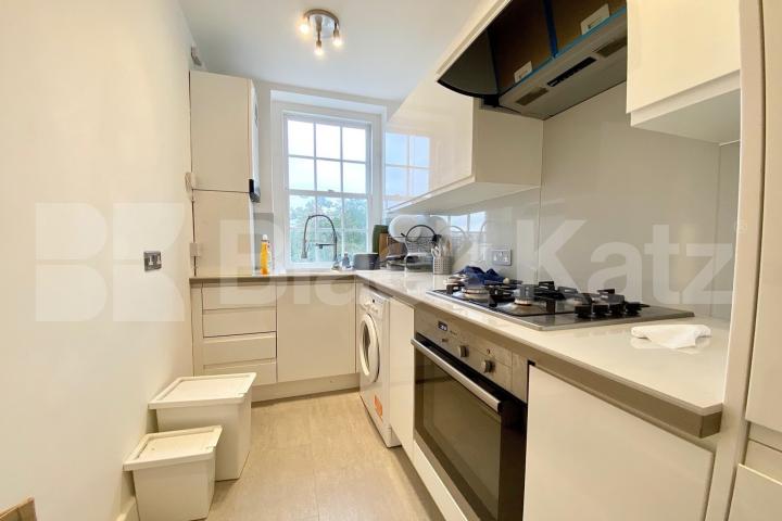 Located in Zone 1 in a prime location in EC1 perfect for 3 sharers  Hall Street, Clerkenwell - Angel